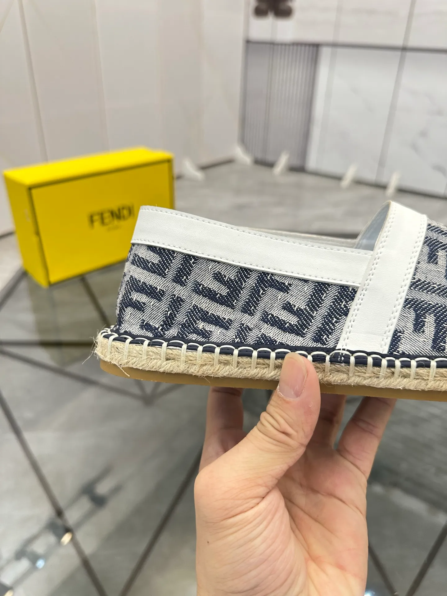 Selling men's shoes 💰: 💰P420¥ Product trademark: Fendi* "Fendi*" low-top fisherman's shoes Regular size: 38-44 (can be customized to 37.45) Product materials: upper imported cowhide stitched with original fabric, sheepskin lining, original outsole. Number: 1023